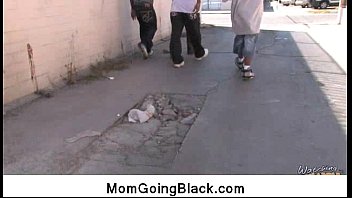 Жестокое порно черные жеребцы унижают мамку перед сыном