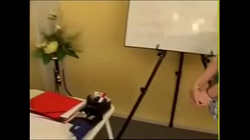 Молодая сотрудница удовлетворяет свои желания и начальницу на столе жесткий секс в порно видео
