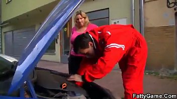 Жирная блондинка оплачивает ремонт машины сексом с механиком