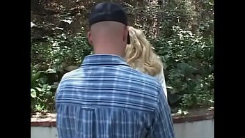 Опытная блондинка с большими сиськами демонстрирует настоящий минет и получает удовольствие во время секса