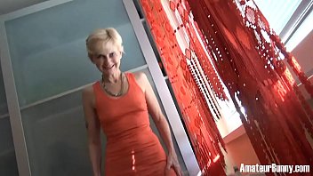 Ощутите настоящую страсть и жгучий секс с этим видео Стройная бабка знает, как возбудить своего любовника и показать вам всю свою страсть