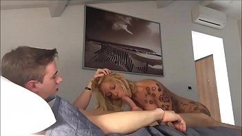 Соблазнительная мамка с большими сиськами и татуировками удовлетворяет своего партнера в незабываемом порно видео