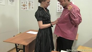 Студент и учительница страстный секс на парту и глубокие проникновения в новом видео