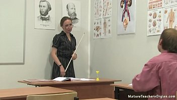 Студент и учительница страстный секс на парту и глубокие проникновения в новом видео