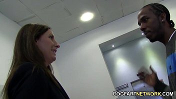 Женщина испытывает удивительное чувство с негром-гигантом отсос, трах и оргазм в одном видео