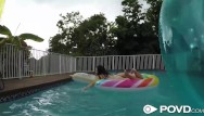 Юная азиатка соблазняет парня у бассейна и дает ему незабываемый минет и секс на камеру