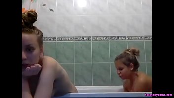 Две молодые сестры в ванной эротические игры перед вебкамерой