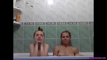 Две молодые сестры в ванной эротические игры перед вебкамерой