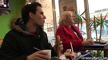 Кафе, бутерброд и необычный ужин история секса с пожилой женщиной