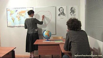 Индивидуальный урок географии превратился в секс с учительницей на учительском столе