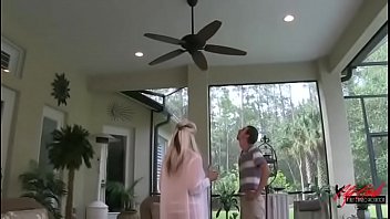 Ремонт потолочного вентилятора привел к жаркому сексу с мастером на лестнице и на диване