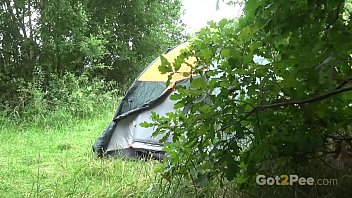 Блондинка вылезла из палатки и пописала стоя