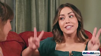 Милашка предложила сводной сестре полизать писечки