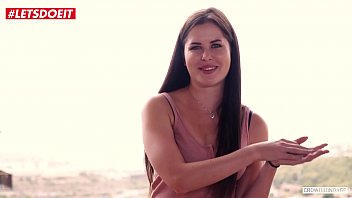 Озабоченные мужики публично ебут русскую деваху