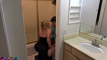 Мачеха помогла пасынку ублажить свой стояк в туалете