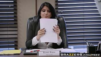 Сексуальная сотрудница с большой грудью соблазняет коллегу в своем кабинете