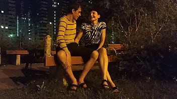 Русские любовники наслаждаются вином и сексом на лавочке во дворе