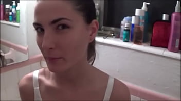Мачеха и пасынок неожиданный секс в ванной комнате перед работой