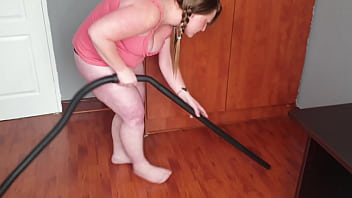 Жирная девка мастурбирует пылесосом до оргазма во время уборки