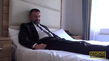 Французский порно актёр удовлетворяет женщин в постели грубый анальный секс с зрелой милфой на кастинге
