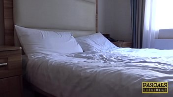 Французский порно актёр удовлетворяет женщин в постели грубый анальный секс с зрелой милфой на кастинге