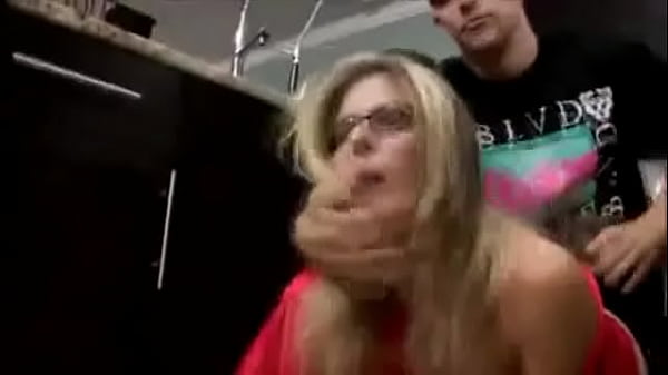 Cory Chase в горячей мачехе трахнули на кухне