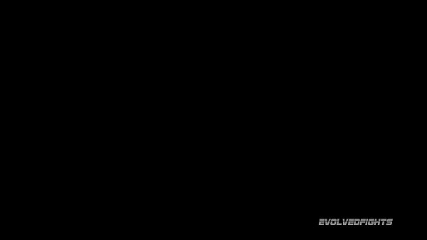 Грубая смешанная обнаженная борьба Эйвери Блэк против Оливера Дэвиса жестко трахают